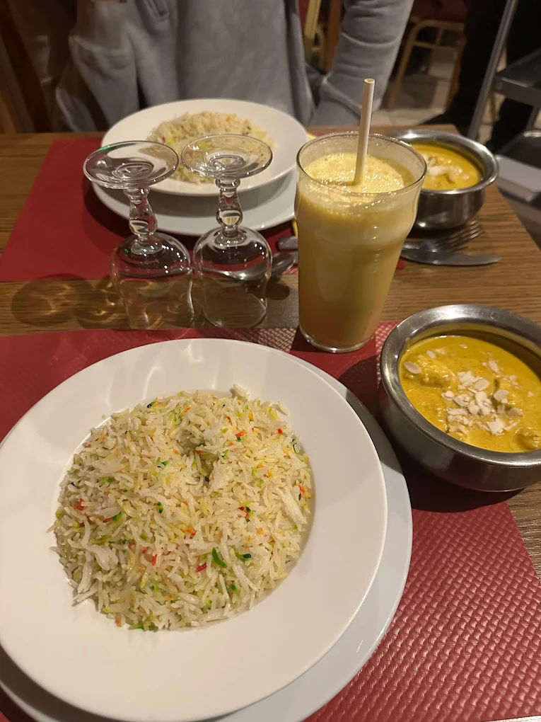 table avec deux plats indiens