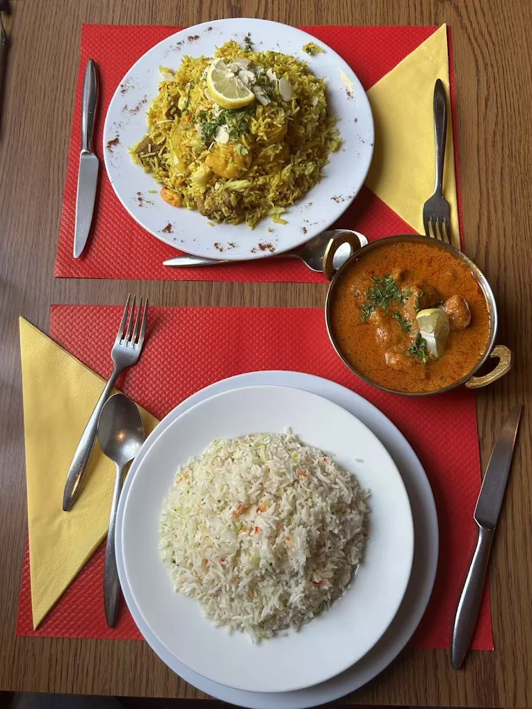 table avec deux plats indiens