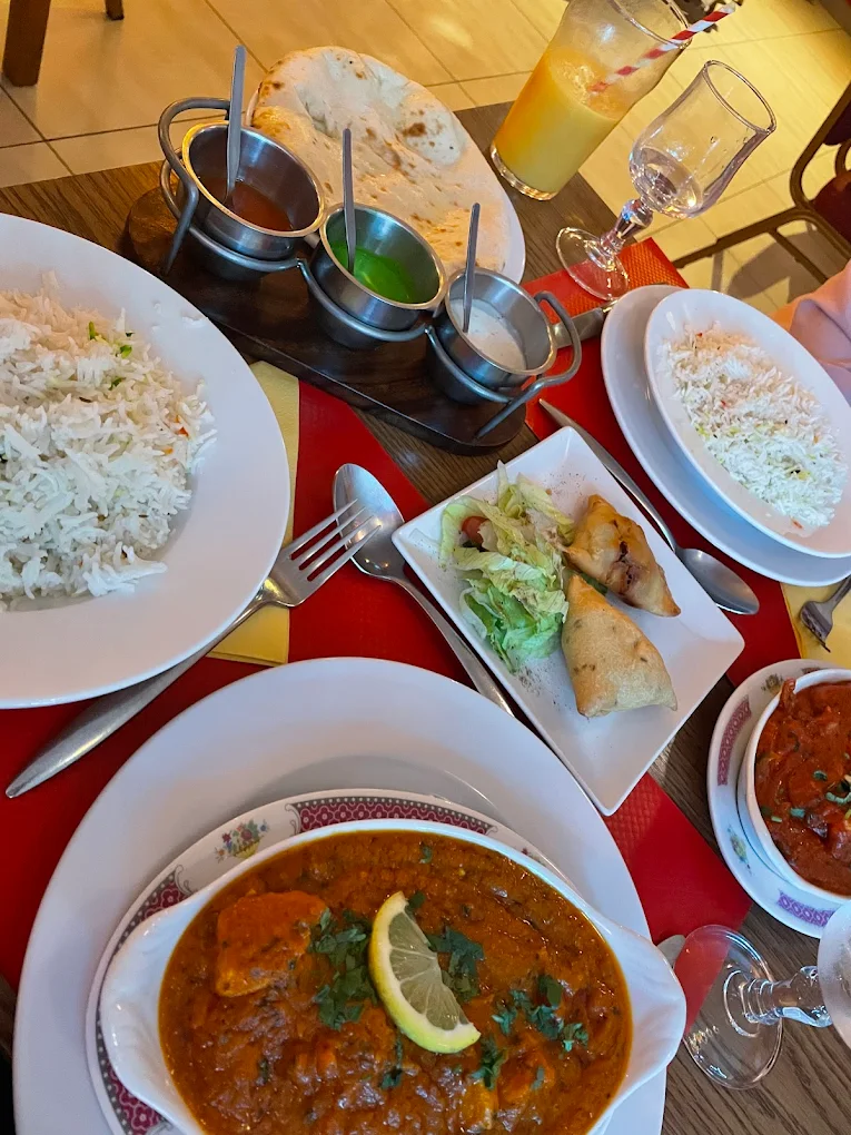 table avec plusieurs plats indiens